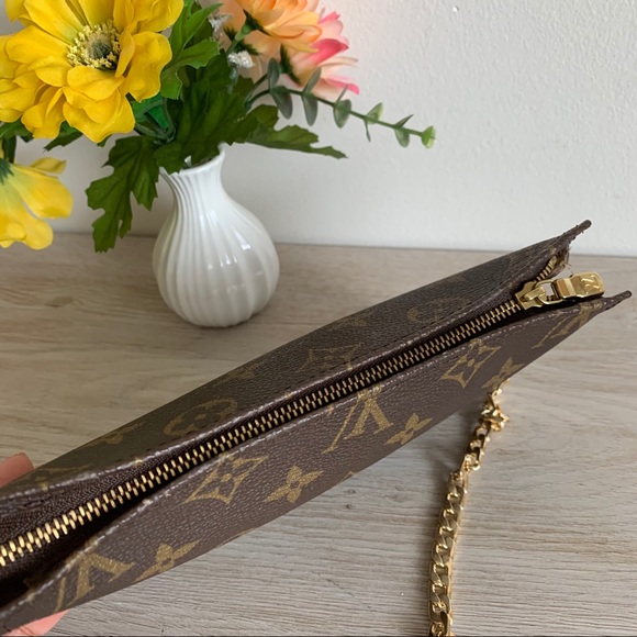 Authentic Louis Vuitton pouch crossbody ❤️ - Picture 8 of 10